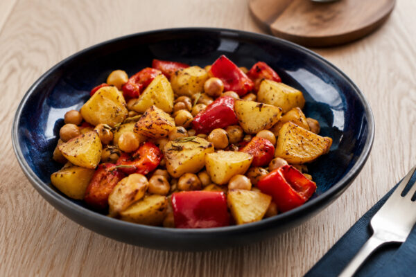Fertiges Gericht aus alternativer Perspektive. Rezept: Rosmarin-Kartoffeln mit Kichererbsen und Paprika