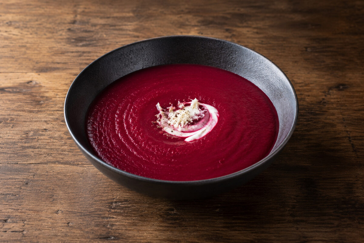 Hauptansicht des fertigen Gerichts. Rezept: Rote-Bete-Apfel-Suppe mit Meerrettich