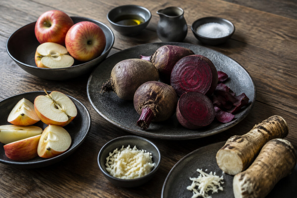 Zutaten- und Vorbereitungsansicht. Rezept: Rote-Bete-Apfel-Suppe mit Meerrettich