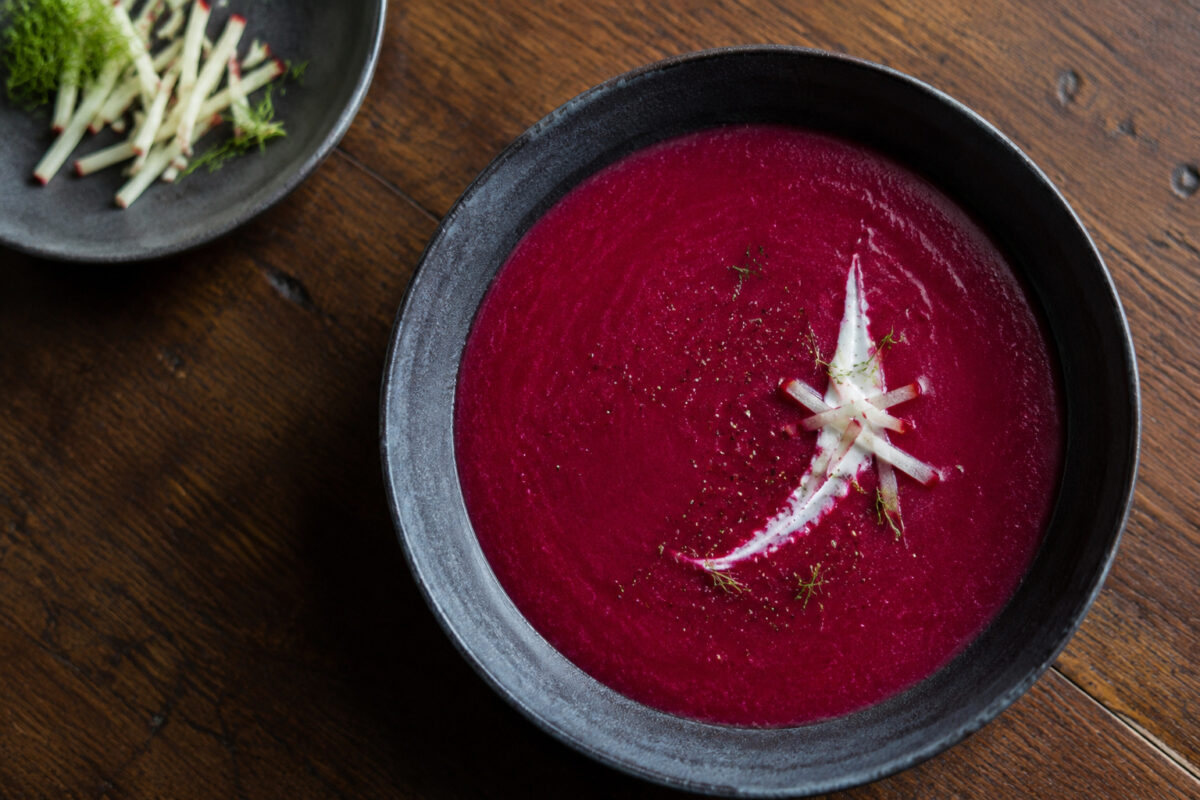 Fertiges Gericht aus alternativer Perspektive. Rezept: Rote-Bete-Apfel-Suppe mit Meerrettich