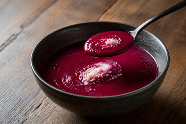 Servierszene mit dem fertigen Gericht. Rezept: Rote-Bete-Apfel-Suppe mit Meerrettich