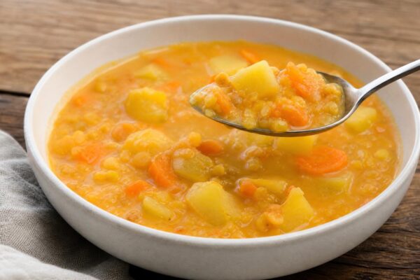 Servierszene mit dem fertigen Gericht. Rezept: Rote Linsensuppe mit Möhren und Kartoffeln