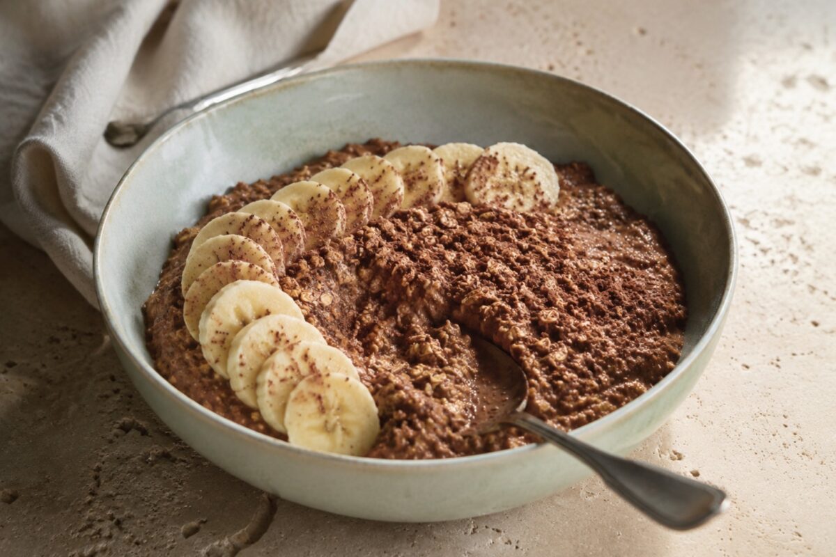 Servierszene mit dem fertigen Gericht. Rezept: Schoko-Bananen-Overnight-Oats