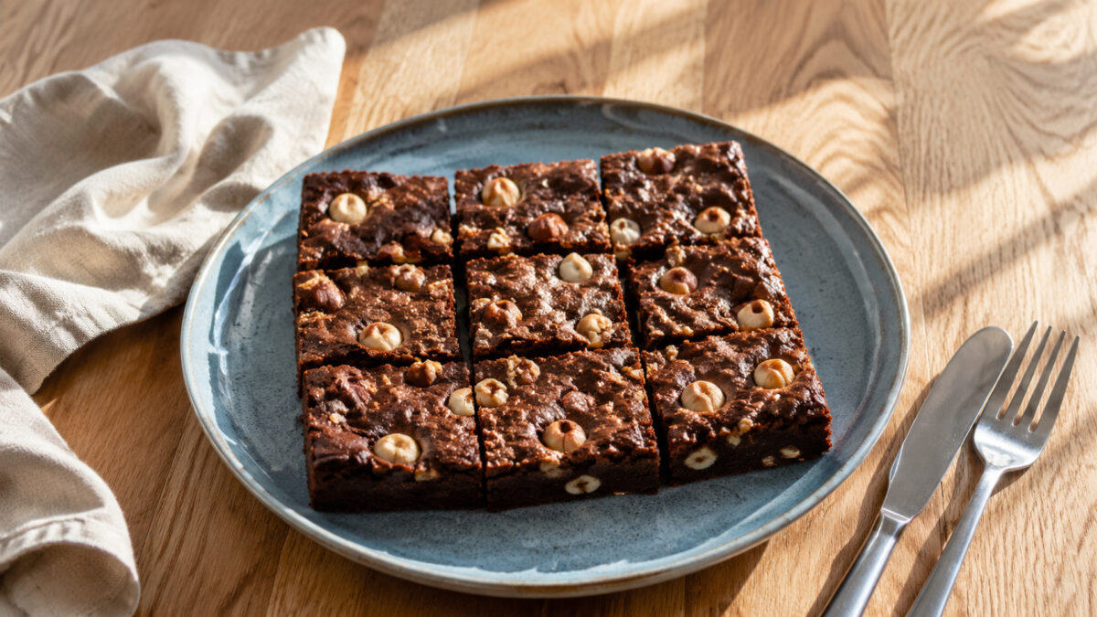 Hauptansicht des fertigen Gerichts. Rezept: Schoko-Brownies mit Haselnüssen