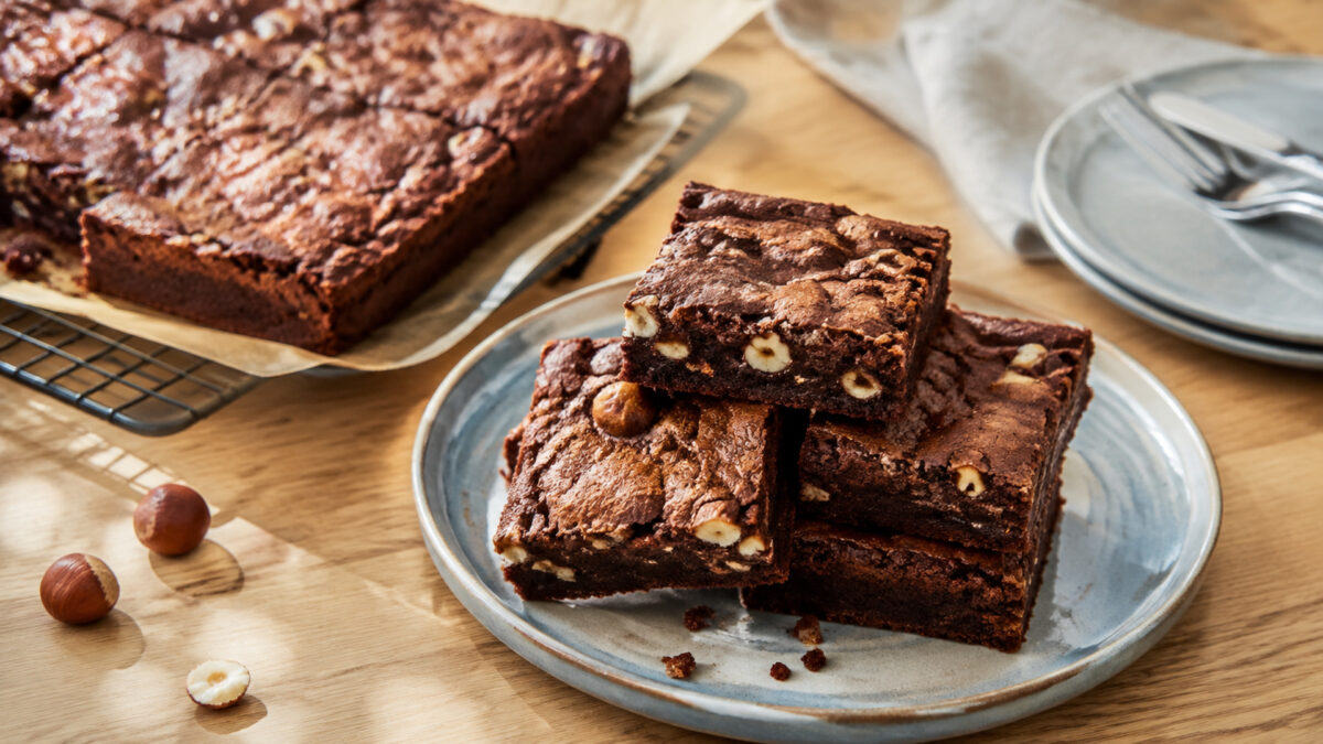 Fertiges Gericht aus einer alternativen Perspektive. Rezept: Schoko-Brownies mit Haselnüssen