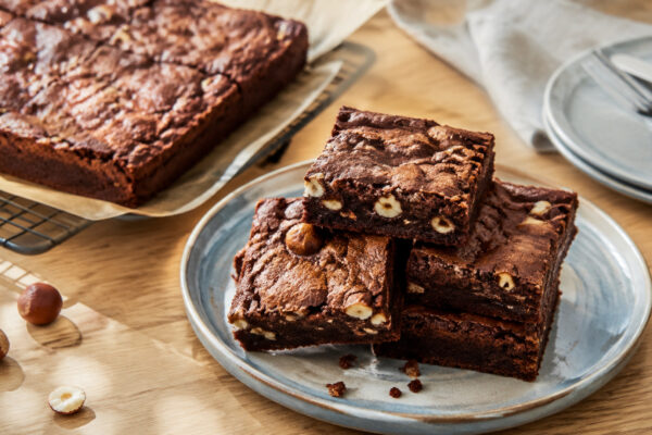 Fertiges Gericht aus einer alternativen Perspektive. Rezept: Schoko-Brownies mit Haselnüssen