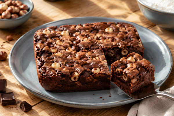 Servierszene mit dem fertigen Gericht. Rezept: Schoko-Brownies mit Haselnüssen