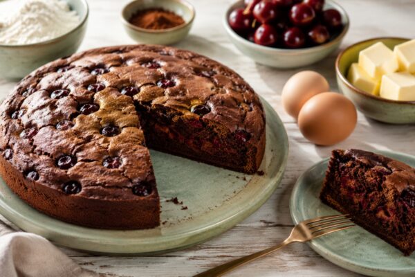 Servierszene mit dem fertigen Gericht. Rezept: Schoko-Kirsch-Kuchen
