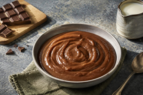 Hauptansicht des fertigen Gerichts. Rezept: Schokoladenpudding mit laktosefreier Milch