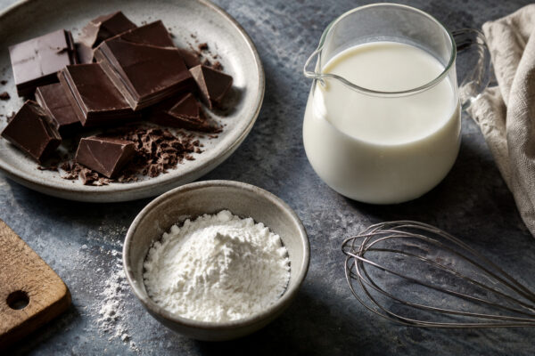 Zutaten- und Vorbereitungsansicht. Rezept: Schokoladenpudding mit laktosefreier Milch