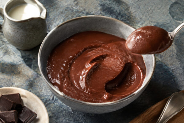 Servierszene mit dem fertigen Gericht. Rezept: Schokoladenpudding mit laktosefreier Milch
