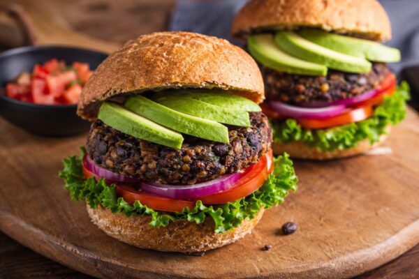 Schwarze-Bohnen-Burger mit Avocado