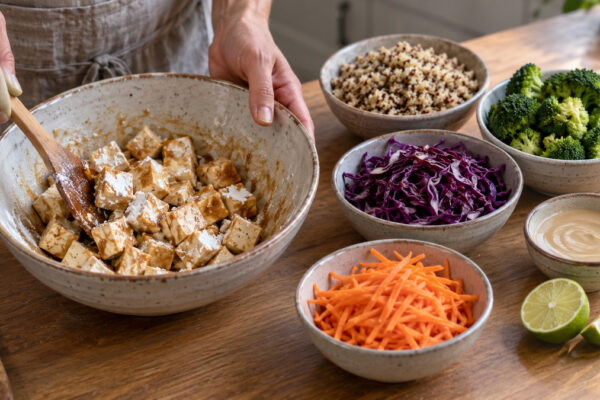 Sesam-Tofu-Bowl mit Quinoa und Brokkoli: Verwendete Zutaten und nachvollziehbare Vorbereitung.