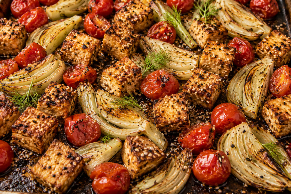 Sesam-Tofuwürfel vom Blech mit Fenchel und Kirschtomaten