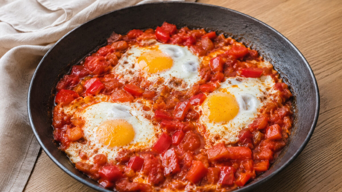 Fertiges Gericht aus alternativer Perspektive. Rezept: Shakshuka mit Paprika und Kräutern