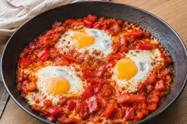 Fertiges Gericht aus alternativer Perspektive. Rezept: Shakshuka mit Paprika und Kräutern