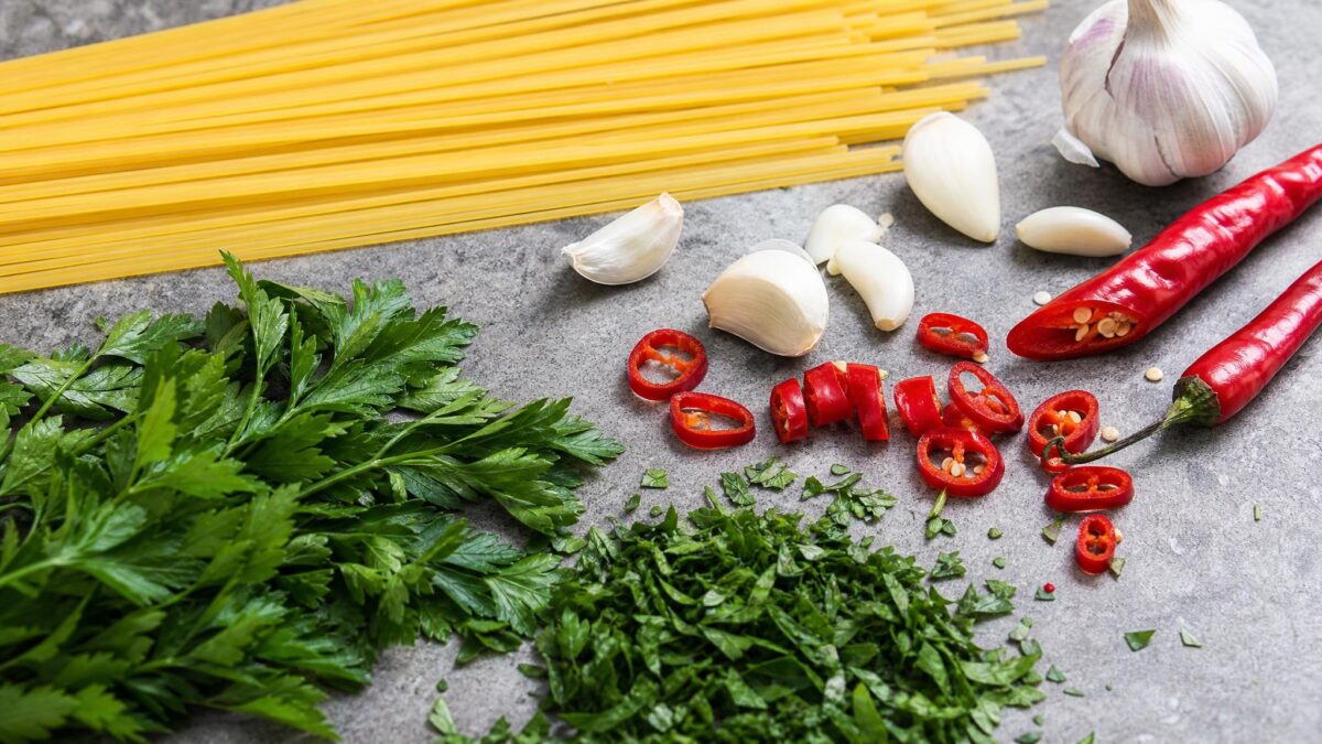 Zutaten- und Vorbereitungsansicht. Rezept: Spaghetti mit Knoblauch, Chili und Petersilie