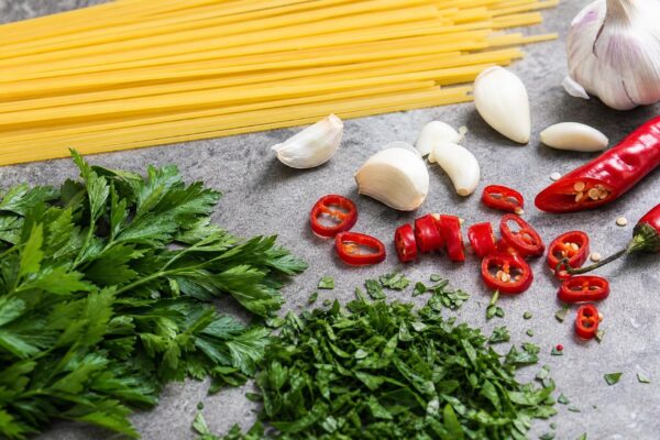 Zutaten- und Vorbereitungsansicht. Rezept: Spaghetti mit Knoblauch, Chili und Petersilie