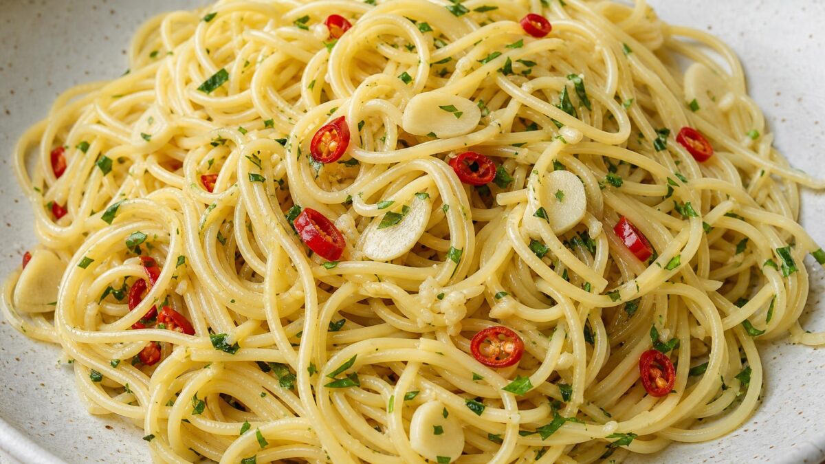 Fertiges Gericht aus einer alternativen Perspektive. Rezept: Spaghetti mit Knoblauch, Chili und Petersilie