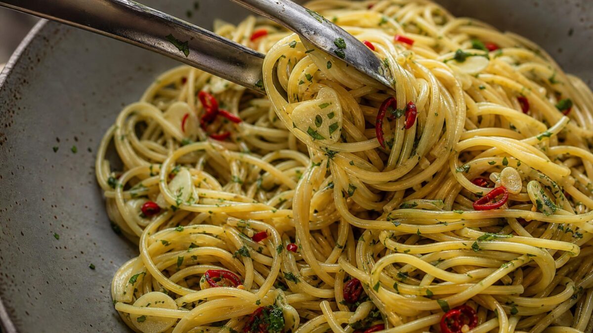Servierszene mit dem fertigen Gericht. Rezept: Spaghetti mit Knoblauch, Chili und Petersilie
