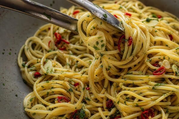 Servierszene mit dem fertigen Gericht. Rezept: Spaghetti mit Knoblauch, Chili und Petersilie
