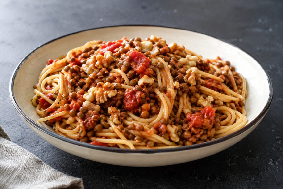 Hauptansicht des fertigen Gerichts. Rezept: Spaghetti mit Linsen-Walnuss-Bolognese
