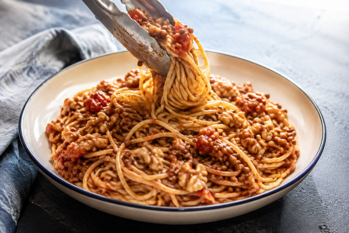 Servierszene mit dem fertigen Gericht. Rezept: Spaghetti mit Linsen-Walnuss-Bolognese