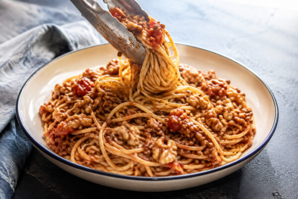 Servierszene mit dem fertigen Gericht. Rezept: Spaghetti mit Linsen-Walnuss-Bolognese