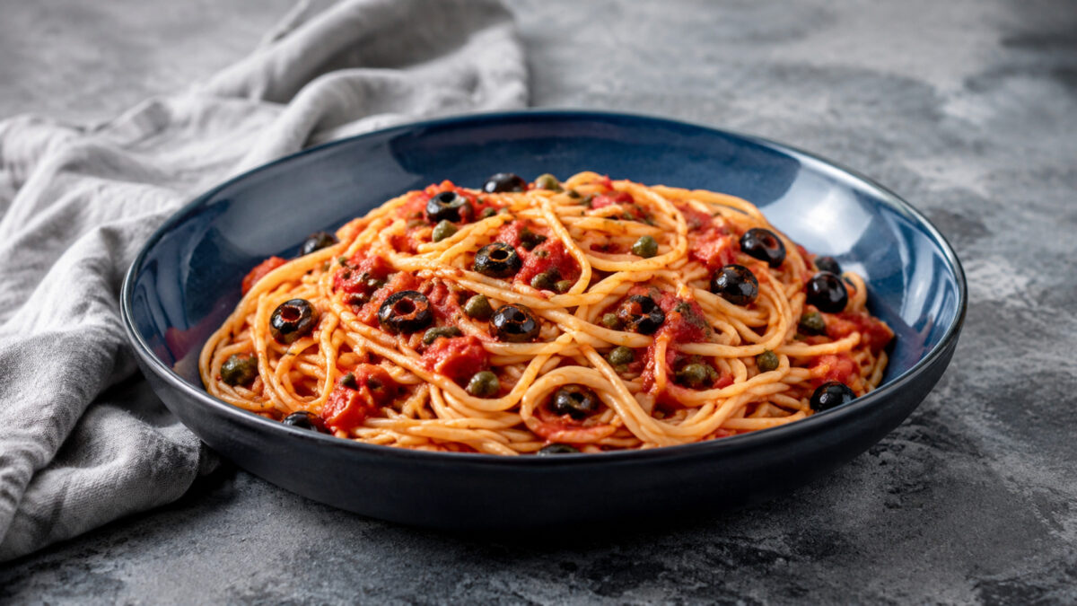 Hauptansicht des fertigen Gerichts. Rezept: Spaghetti mit Tomaten, Oliven und Kapern
