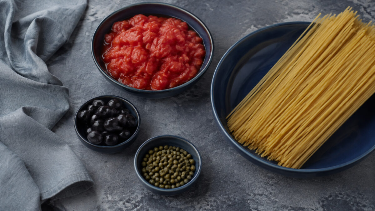 Zutaten- und Vorbereitungsansicht. Rezept: Spaghetti mit Tomaten, Oliven und Kapern