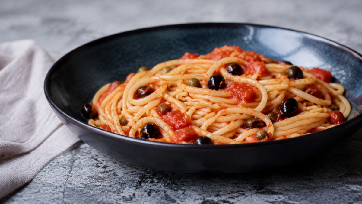 Fertiges Gericht aus alternativer Perspektive. Rezept: Spaghetti mit Tomaten, Oliven und Kapern