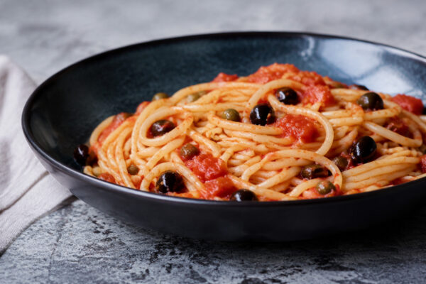Fertiges Gericht aus alternativer Perspektive. Rezept: Spaghetti mit Tomaten, Oliven und Kapern