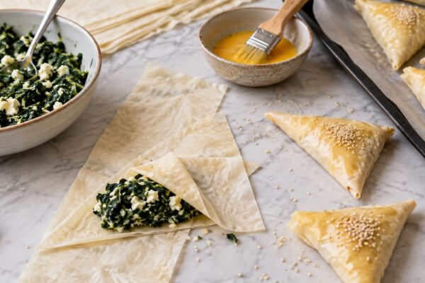 Spinat-Feta-Börek-Dreiecke mit Joghurtdip: Zutaten und realer Vorbereitungsschritt.