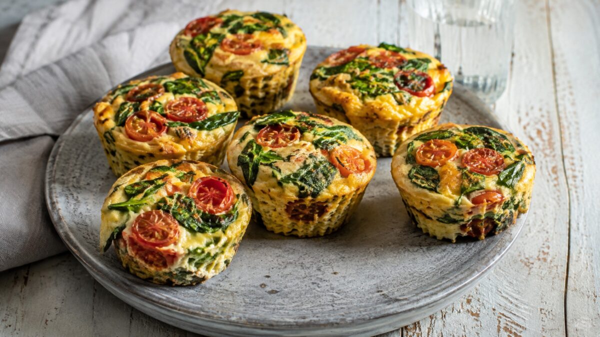 Fertiges Gericht aus alternativer Perspektive. Rezept: Spinat-Tomaten-Eiermuffins