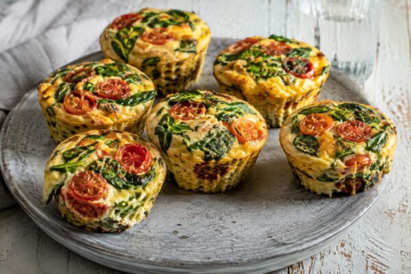 Fertiges Gericht aus alternativer Perspektive. Rezept: Spinat-Tomaten-Eiermuffins