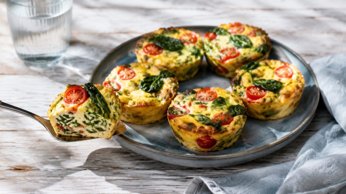 Servierszene mit dem fertigen Gericht. Rezept: Spinat-Tomaten-Eiermuffins