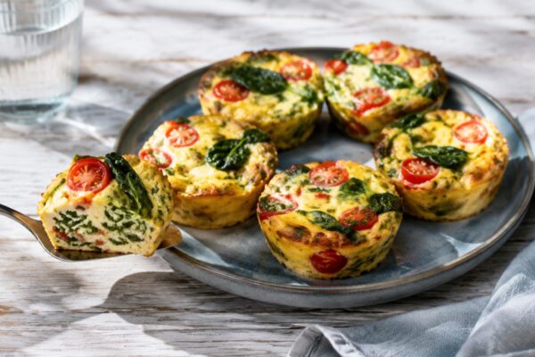Servierszene mit dem fertigen Gericht. Rezept: Spinat-Tomaten-Eiermuffins