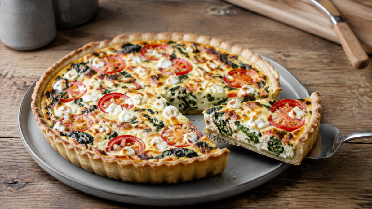 Servierszene mit dem fertigen Gericht. Rezept: Spinat-Tomaten-Quiche mit laktosefreiem Feta