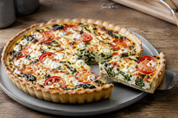 Servierszene mit dem fertigen Gericht. Rezept: Spinat-Tomaten-Quiche mit laktosefreiem Feta