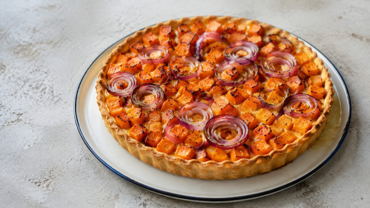 Hauptansicht des fertigen Gerichts. Rezept: Süßkartoffel-Zwiebel-Tarte