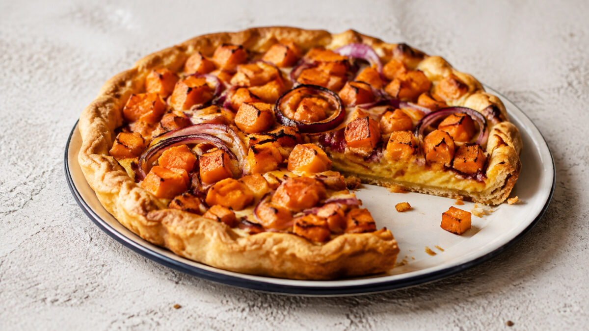 Fertiges Gericht aus alternativer Perspektive. Rezept: Süßkartoffel-Zwiebel-Tarte