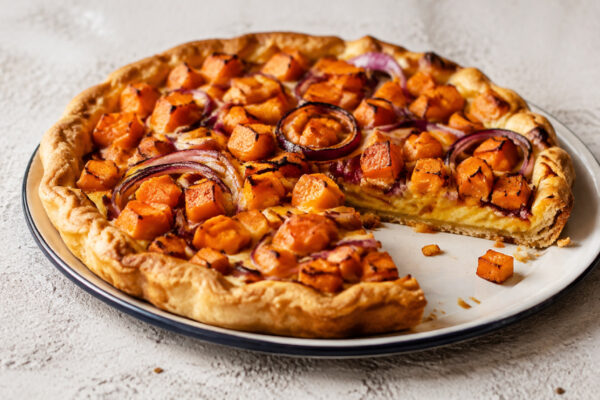 Fertiges Gericht aus alternativer Perspektive. Rezept: Süßkartoffel-Zwiebel-Tarte