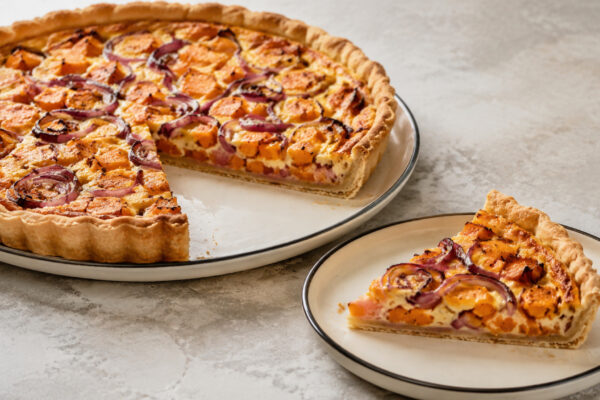 Servierszene mit dem fertigen Gericht. Rezept: Süßkartoffel-Zwiebel-Tarte