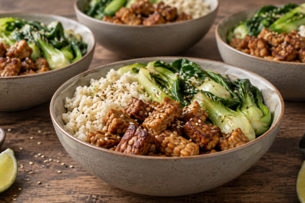 Tempeh-Pak-Choi-Bowl mit Sesam-Blumenkohlreis