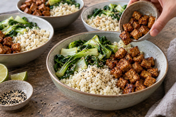 Tempeh-Pak-Choi-Bowl mit Sesam-Blumenkohlreis