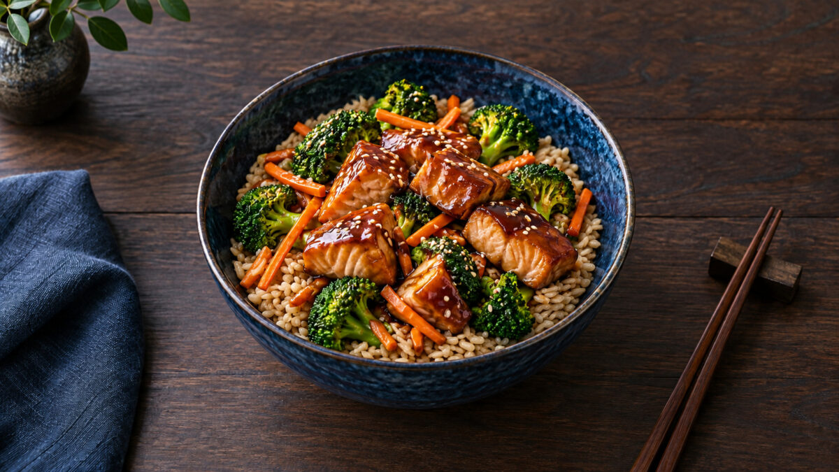 Teriyaki-Lachs-Bowl mit Brokkoli und Reis