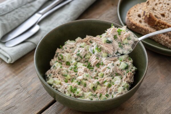 Servierszene mit dem fertigen Gericht. Rezept: Thunfischcreme mit Gurke und Kräutern