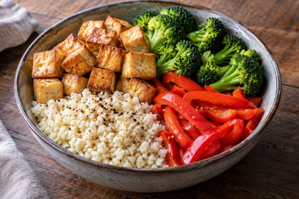 Tofu-Brokkoli-Bowl mit Sesam-Blumenkohlreis