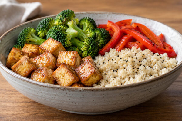 Tofu-Brokkoli-Bowl mit Sesam-Blumenkohlreis