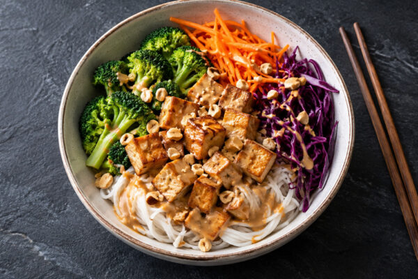 Tofu-Erdnuss-Bowl mit Reisnudeln